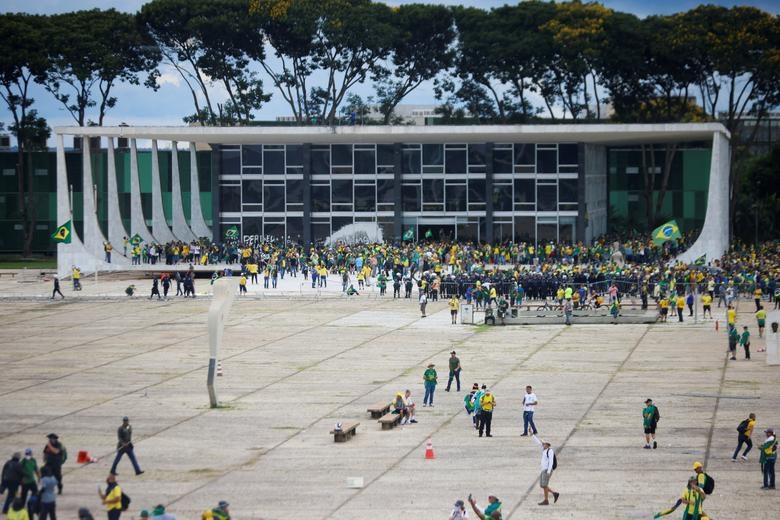 Đám đông người biểu tình tràn vào dinh tổng thống Brazil